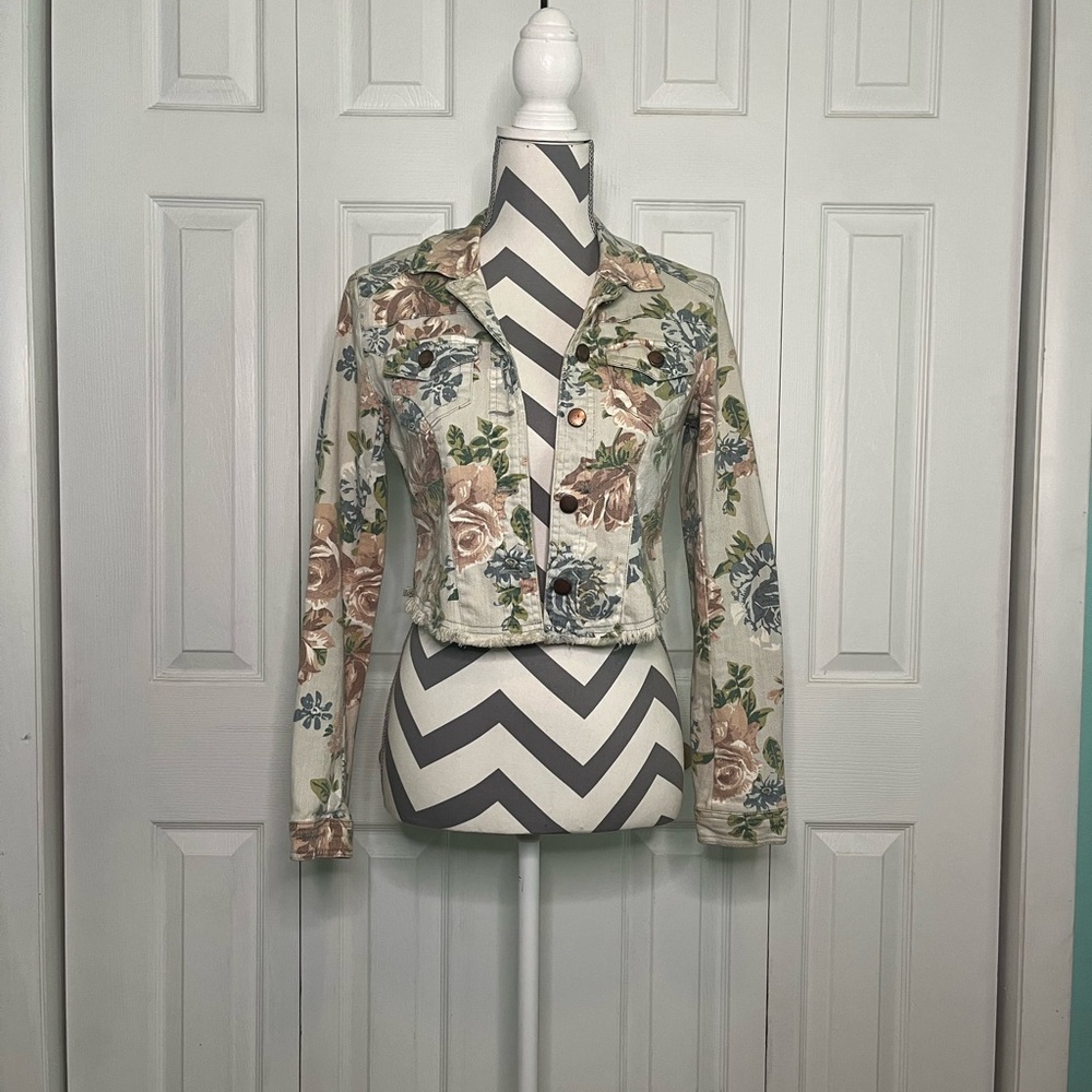 ❗️Closet Clear Out❗️Tinseltown Cropped Floral Jacket